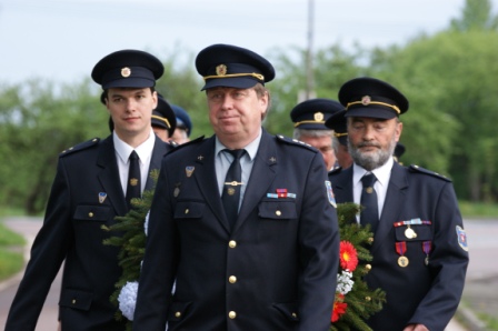 Kladení věnců 7.5.2013 (1)