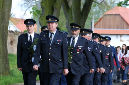 Kladení věnců 7.5.2013 (4)